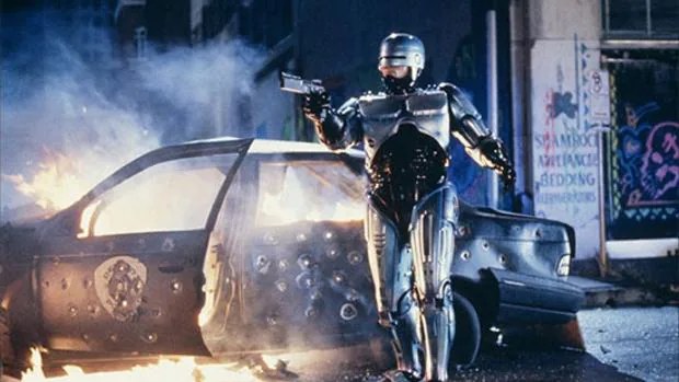 Fotograma de la película «Robocop», que presenta una ciudad futurista donde el crimen se encuentra fuera de control y la policía no cuenta con los recursos para frenar la delincuencia