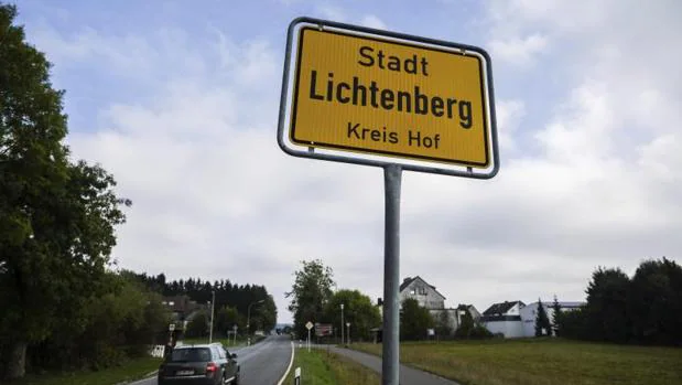 Vista del cartel de la ciudad natal de la niña Peggy, desaparecida en 2001 cuando tenía nueve años, en Lichtenberg, Alemani