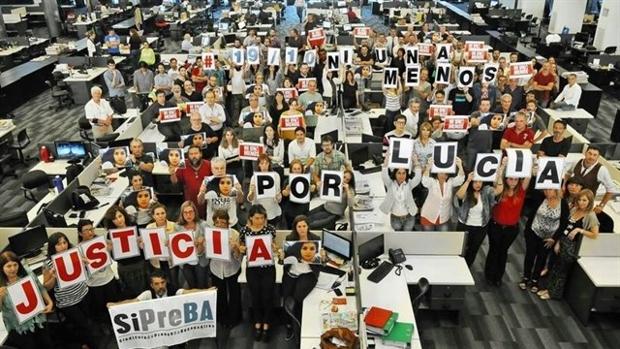 Miembros de la asociación «Ni Una Menos» protestan por la violación y el asesinato de la joven Lucía Pérez