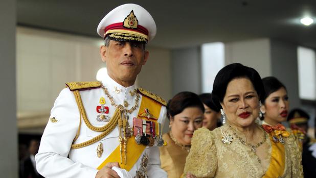 El príncipe Maha Vajiralongkorn será coronado oficialmente el año próximo (izda), según la Junta Militar
