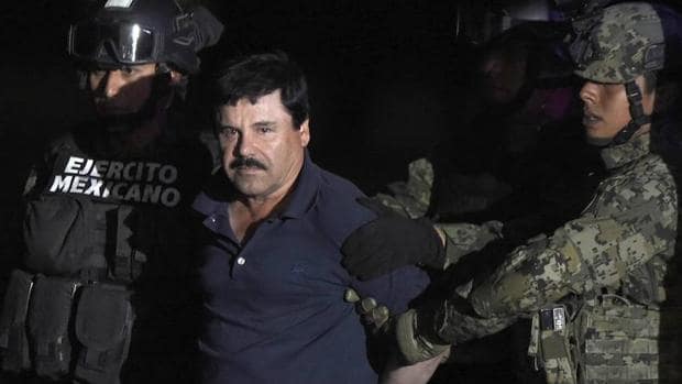 Joaquín «El Chapo» Guzmán, acompañado por un grupo de militares tras su segundo arresto