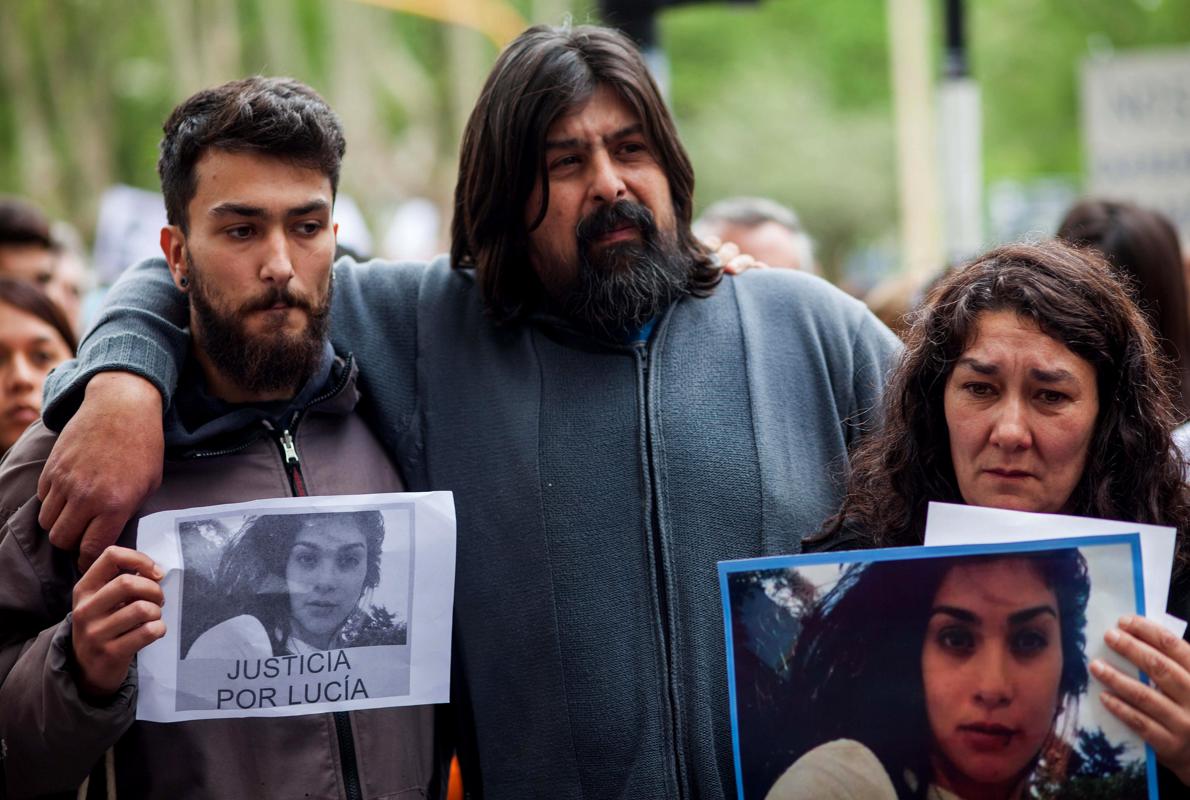 Los padres de Lucía Pérez, Guillermo Pérez (c) y Marta Montero (d), durante una marcha en Mar del Plata (Argentina) en repudio al asesinato de su hija