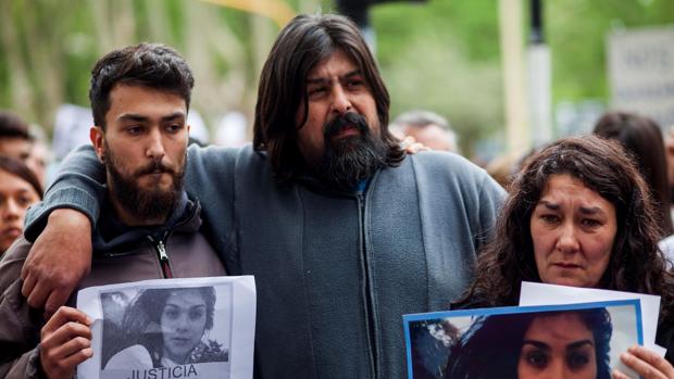 Los padres de Lucía Pérez, Guillermo Pérez (c) y Marta Montero (d), durante una marcha en Mar del Plata (Argentina) en repudio al asesinato de su hija