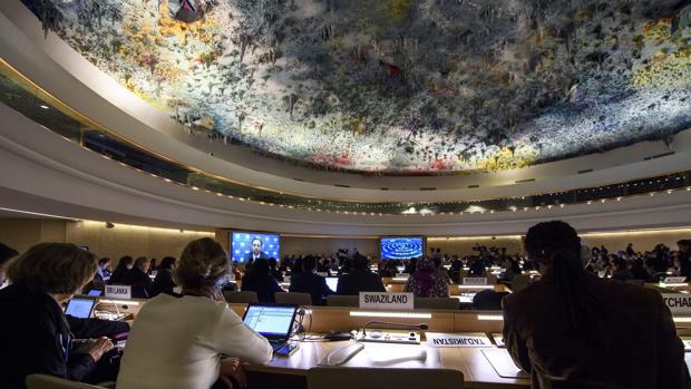 El alto comisionado de la ONU para los Derechos Humanos, Zeid Ra'ad al Husein, interviene mediante un mensaje de video en la reunión del Consejo de Derechos Humanos de la Organización de la sobre la situación de Alepo