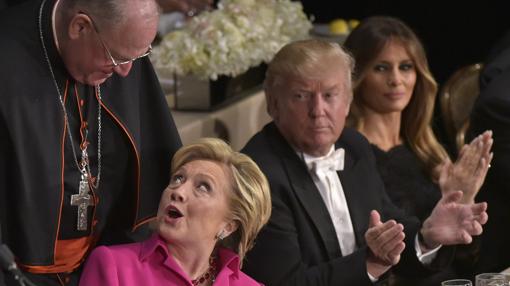 Clinton y Trump se sentaron muy cerca, separados sólo por el arzobispo de Nueva York, el cardenal Timothy Michael Dolan