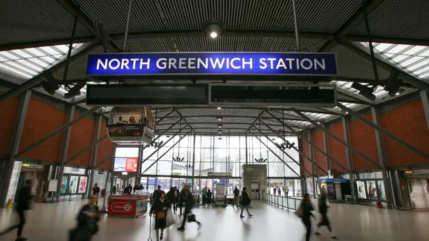 Artificieros de Scotland Yark volaron de forma controlada la bomba casera en la estación de metro de North Greenwich