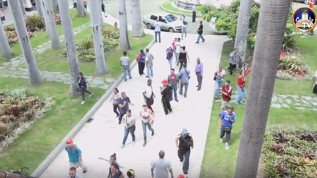 Vídeo: Chavistas irrumpen en la Asamblea Nacional en el debate de la suspensión del revocatorio