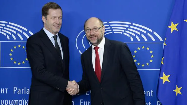 El presidente del Parlamento Europeo, Martin Schulz (d), y el ministro presidente valón, Paul Magnette, este sábado en Bruselas