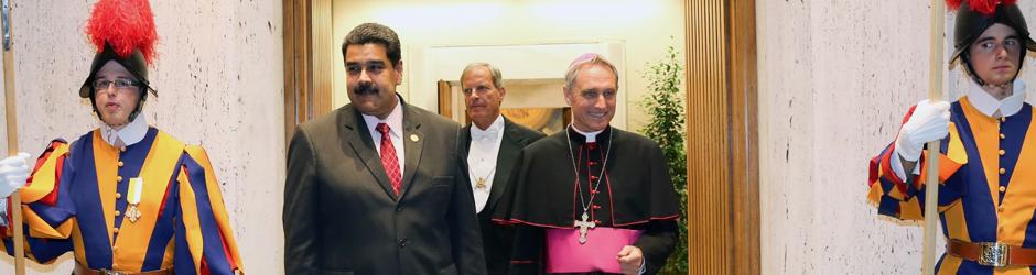 Nicolás Maduro, recibido por el arzobispo alemán Georg Gänswein, antes del encuentro del Papa con el presidente venezolano, este lunes en El Vaticano