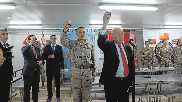 Garcia-Margallo brinda con los soldados de la base española de Besmaya