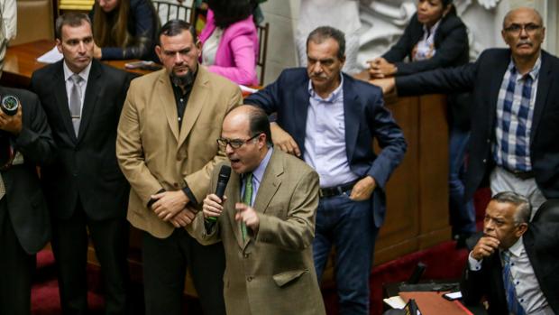 El diputado de la oposición Julio Borges, interviene en la Asamblea venezolana
