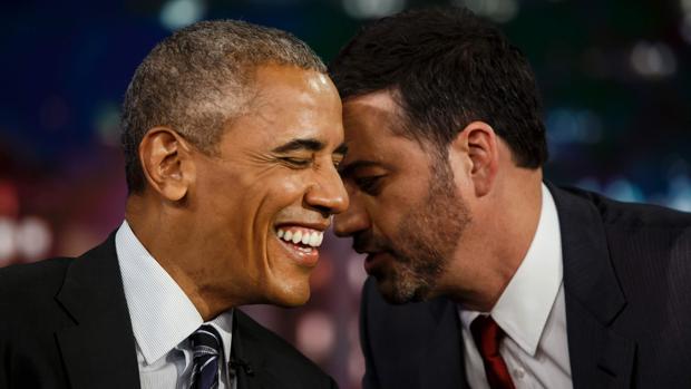 El presentador Jimmy Kimmel comparte confidencias con el presidente Obama durante un descanso publicitario del programa transmitido el lunes por la noche desde Los Ángeles