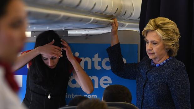 Hillary Clinton y una asesora, en el avión de la campaña demócrata