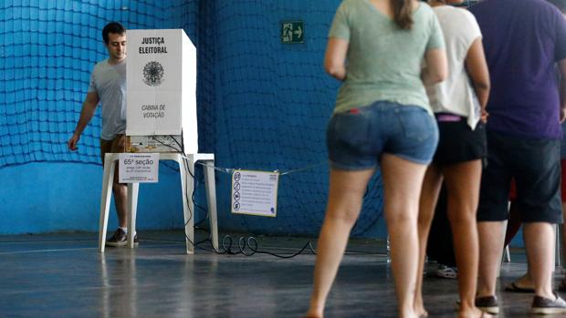 Los ciudadanos aguardan para votar en un colegio de Río de Janeiro