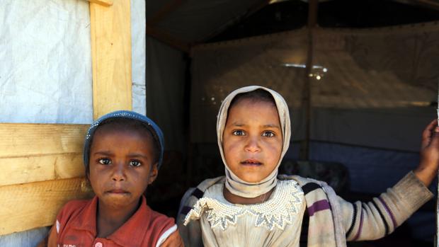 Dos niñas yemeníes en un campo de refugiados del norte del país; más de dos millones se han visto desplazados por la guerra civil