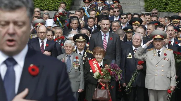 El presidente de Ucrania Petro Poroshenko junto al alcalde de Kiev Vitali Klitschko y otros políticos en un acto oficial