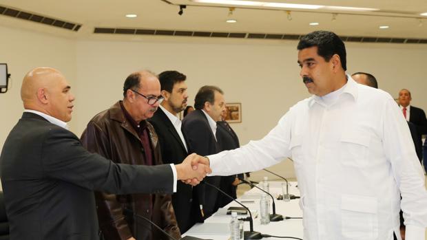 Saludo de Nicolás Maduro y Jesús Torrealba, antes de comenzar el diálogo formal este domingo en Caracas