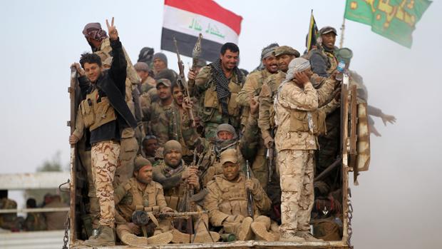 Fuerzas de las Unidades de Movilización Popular se dirigen a combatir en el frente sur de Mosul