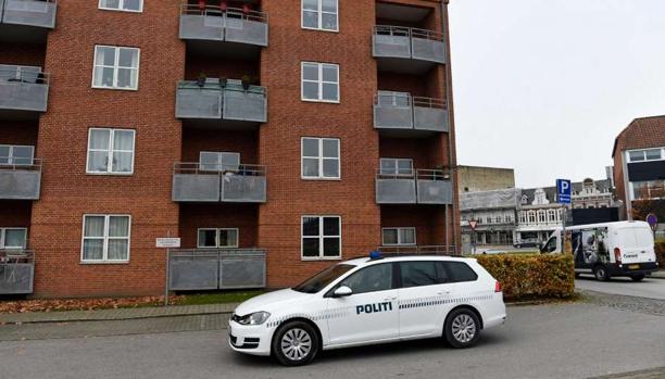 Un coche de la policía en los apartamentos donde aparecieron los cadáveres