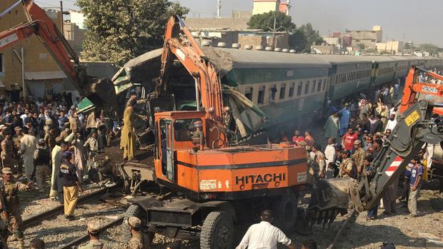 Al menos 19 muertos y 50 heridos tras un choque de trenes en Pakistan
