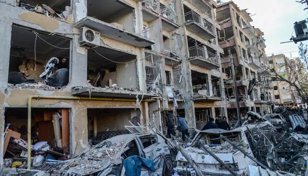 Edificios destruídos tras la explosión de un coche bomba este viernes en Diyarbakir, «capital» kurda de Turquía