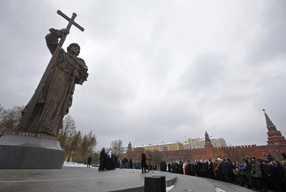 Vista del monumento al príncipe Vladímir, inaugurado hoy por Putin frente al Kremlin