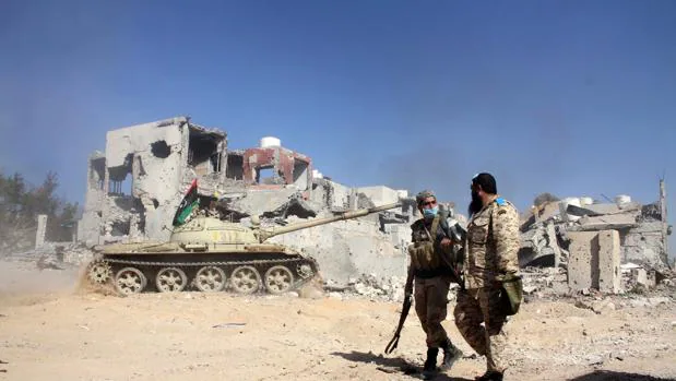  Tropas libias afines al gobierno apoyado por la ONU caminan por Sirte, en disputa con tropas de Estado Islámico