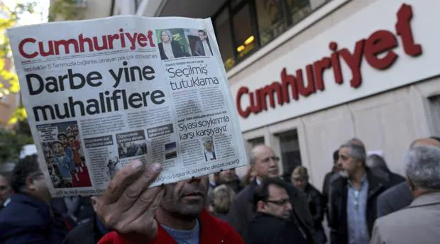 También varios directivos de «Cumhuriyet» han sido enviados a la cárcel
