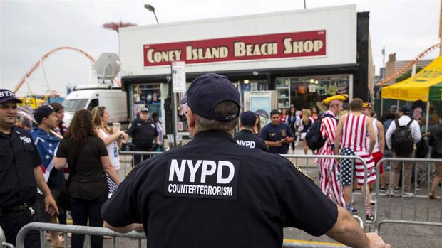 Un oficial de policiía vigila durante la celebración del 4 de julio, en 2015, en la ciudad de Nueva York