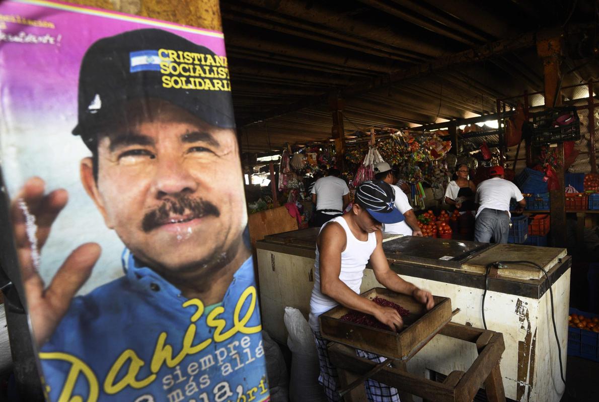 Cartel electoral de Daniel Ortega en un mercado de Managua