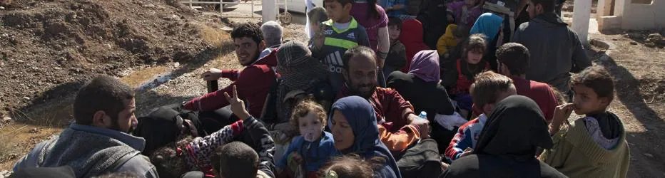 Desplazados iraquíes de zonas próximas a Mosul, ciudad que busca recuperar el ejército iraquí
