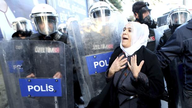 Una mujer kurda participa en las manifestaciones contra la detenciíon de varios diputados del HDP
