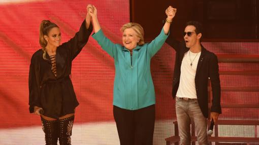 Los cantantes latinos Jennifer López y Marc Anthony apoyan a Clinton en Miami