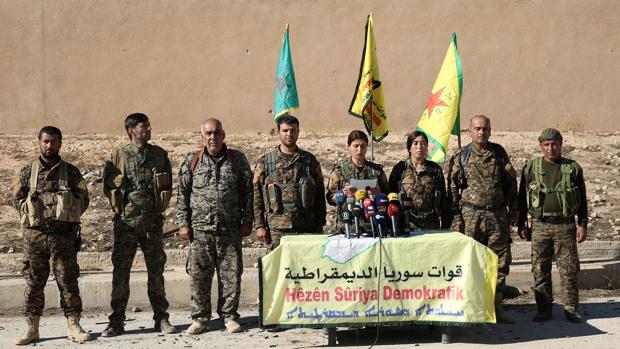 Una portavoz de las antiyihadistas Fuerzas Democráticas Sirias anuncia en Ain Issa el ataque a Raqqa