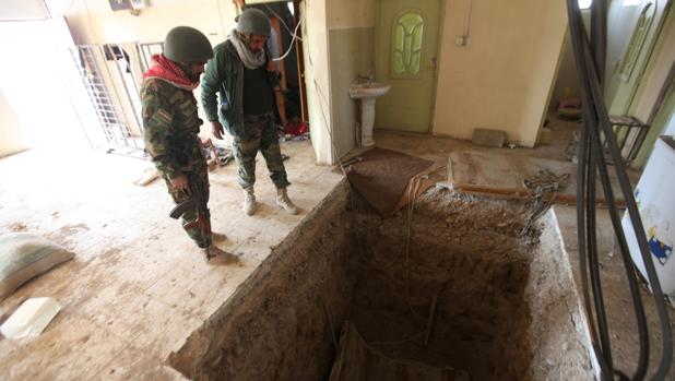 Dos milicianos peshmerga observan un túnel excavado por Daesh en Bashiqa, al este de Mosul