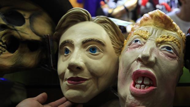 Venta de caretas de Clinton y Trump en una tienda de Ciudad de México