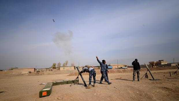Miembros de la Policía Federal iraquí, en posiciones artilleras en las cercanías de Mosul