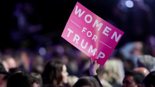 Un cartel defiende el apoyo de las mujeres a Trump en Nueva York