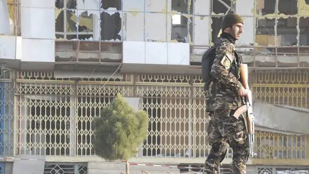 Un soldado afgano inspecciona el lugar después del atentado