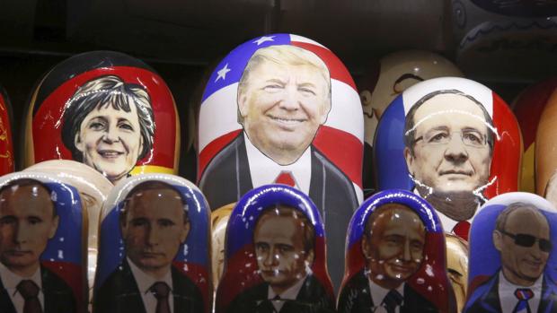 Matrioskas con la cara de Putin, Merkel, Trump y Hollande