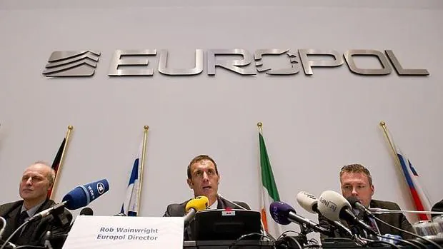 Los responsables de Europol durante la rueda de prensa en La Haya en 2013