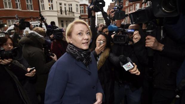 La fiscal sueca Ingrid Isgren llega a la Embajada de Ecuador en Londres para interrogar a Assange
