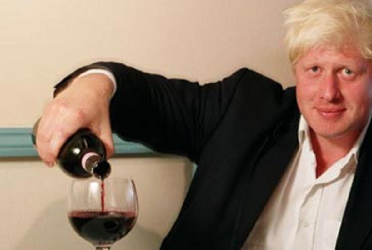 Boris johnson se sirve una copa de vino