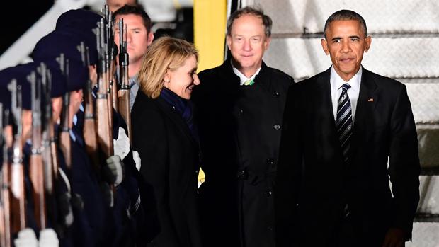Barack Obama es recibido, a su llegada a Berlín, por John B Emerson, embajador de EEUU en Alemania,y su mujer Kimberly