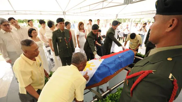 Entierro del exdictador filipino Ferdinand Marcos en el cementerio de los héroes de Manila, este viernes en presencia entre otros de miembros de su familia