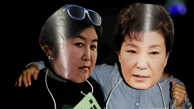 Manifestantes con caretas de la «Rasputina» y la presidenta de Corea del Sur