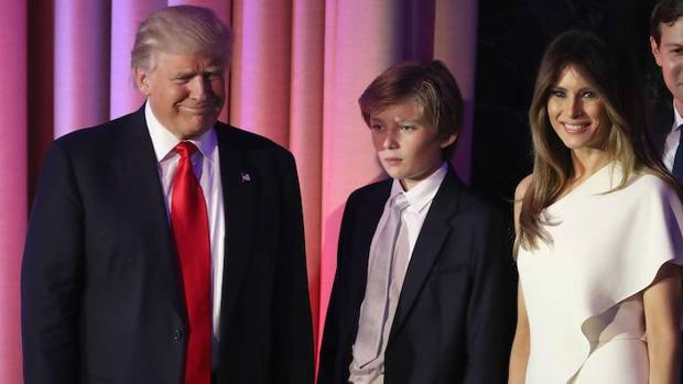 Donald Trump junto a su hijo Barron y su mujer Melania