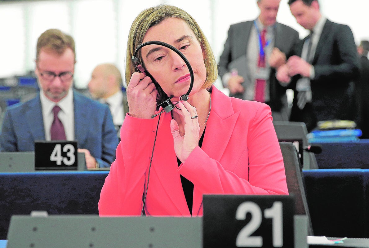 La Alta Representante de Política Exterior, Federica Mogherini, se dispone a intervenir en la Eurocámara