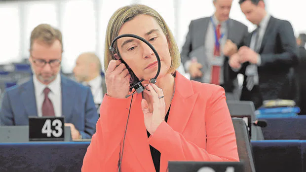 La Alta Representante de Política Exterior, Federica Mogherini, se dispone a intervenir en la Eurocámara