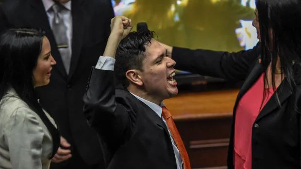Un diputado opositor gesticula durante la última sesión del Parlamento